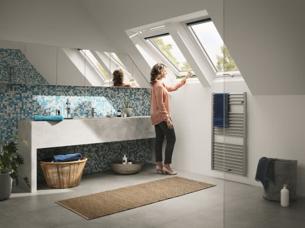 Trzyszybowe drewniano-poliuretanowe okno dachowe VELUX GLU