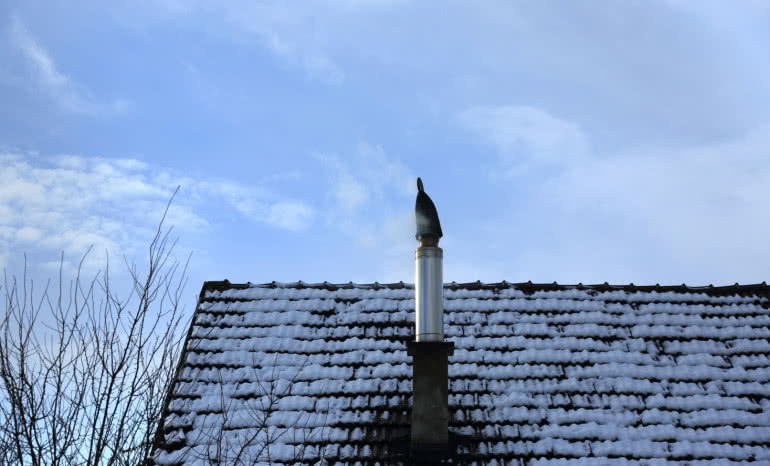 Stary komin z cegły a nowy piec. Kiedy trzeba zamontować wkład ze stali?